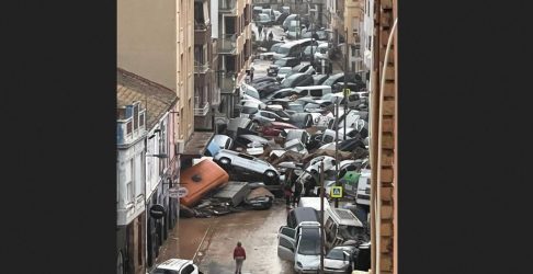 Ισπανία: Η συγκινητική επανένωση μιας οικογένεια μετά τις πλημμύρες στη Βαλένθια – Τους 158 έφτασαν οι νεκροί