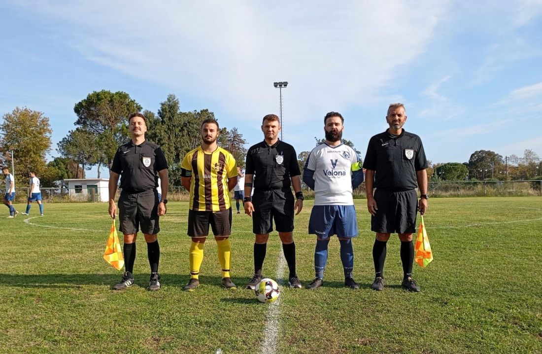 Οι διαιτητές και αρχηγοί στον αγώνα Στρατώνι-Νικήτη
