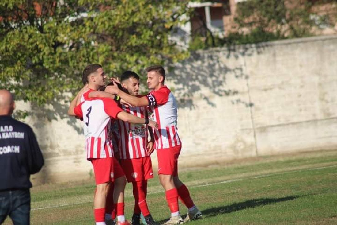 Οι παίκτες των Καλυβών πανηγυρίζουν το 0-1