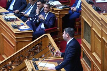Κόντρα Μητσοτάκη–Ανδρουλάκη στη Βουλή: «Θα σας ανοίξουμε την πόρτα εξόδου από το Μαξίμου» – «Ελάτε με φόρα»