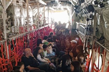 Εικόνες από την αποβίβαση 60 Ελλήνων και Κυπρίων μετά την επίθεση στη Βηρυτό