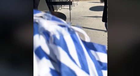 ΗΠΑ: Εξαλλη γυναίκα έσκισε ελληνικές σημαίες σε εστιατόριο νομίζοντας πως είναι του Ισραήλ (ΒΙΝΤΕΟ)