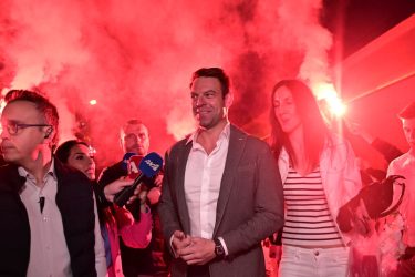 Στέφανος Κασσελάκης: Καπνογόνα, κόρνες και Nirvana στα εγκαίνια των νέων του γραφείων (ΒΙΝΤΕΟ & ΦΩΤΟ)
