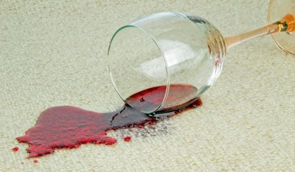 Πως θα καθαρίσετε λεκέδες από καφέ και κόκκινο κρασί από το χαλί σας