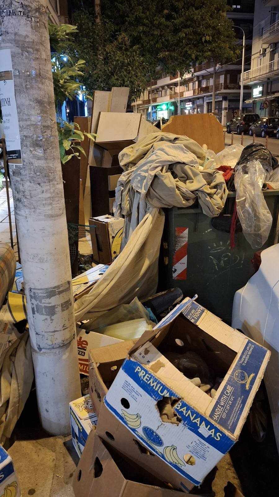 σκουπίδια και ογκώδη σε πεζόδρομο της Θεσσαλονίκης