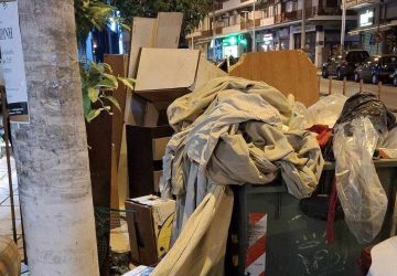 σκουπίδια και ογκώδη σε πεζόδρομο της Θεσσαλονίκης