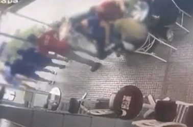 Θεσσαλονίκη: Βίντεο ντοκουμέντο από την στιγμή που η 50χρονη χτυπά την ιδιοκτήτρια ουζερί γιατί την έδιωξε