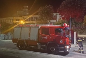 Θεσσαλονίκη: Ομάδα νεαρών έβαλε φωτιά σε αυλή Γυμνασίου στο Στρεμπενιώτη (ΦΩΤΟ)