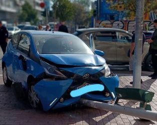 Θεσσαλονίκη: Αυτοκίνητο καρφώθηκε σε φανάρι μετά από σύγκρουση με άλλο ΙΧ