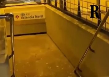 Ισπανία: Συγκλονιστικές εικόνες από το μετρό στη Βαλένθια -“Χάθηκε” κάτω από το νερό