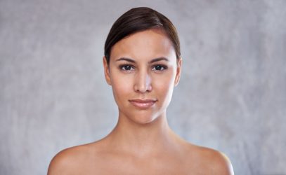 5 skincare συμβουλές για να κάνεις τους πόρους σου να φαίνονται λιγότερο