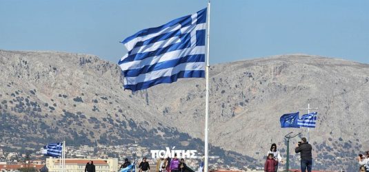 Χίος: Υψώθηκε η τεράστια ελληνική σημαία για την επέτειο της 28ης Οκτωβρίου (ΒΙΝΤΕΟ & ΦΩΤΟ)