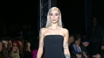 Η Κιάρα Μαρκέζη, εγγονή του Ακη Τσοχατζόπουλου στην Athens Fashion Week (ΒΙΝΤΕΟ)