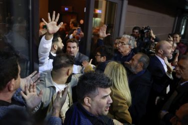 Συνέδριο ΣΥΡΙΖΑ: Ενταση, λιποθυμίες και κλίμα διαίρεσης έξω από το Γκάζι Live (ΒΙΝΤΕΟ & ΦΩΤΟ)
