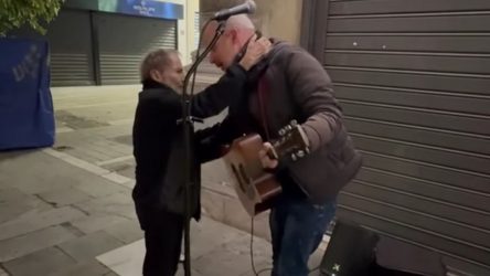 Σταύρος Ξαρχάκος