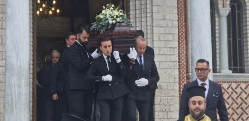 Βασίλης Μαντζουράνης: Το τελευταίο “αντίο” στο μέλος του συγκροτήματος “Δυτικές Συνοικίες” στην Θεσσαλονίκη (ΒΙΝΤΕΟ)