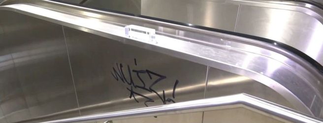 Θεσσαλονίκη: Εγραψαν σύνθημα στις σκάλες του Μετρό λίγο πριν τα εγκαίνια (ΒΙΝΤΕΟ)