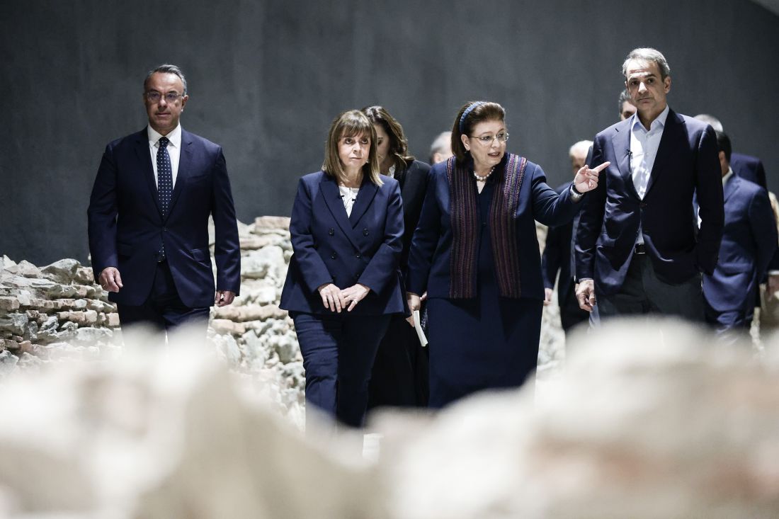 Ξενάγηση της Προέδρου της Δημοκρατίας Κατερίνας Σακελλαροπούλου και του Πρωθυπουργού Κυριάκου Μητσοτάκη από την υπουργό Πολιτισμού Λίνα Μενδώνη, στον αρχαιολογικό χώρο και τα ευρήματα των ανασκαφών του σταθμού Βενιζέλου του Μετρό Θεσσαλονίκης,
