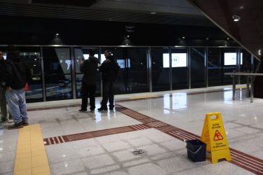 Μετρό Θεσσαλονίκης: Κουβάδες για τα νερά που στάζουν σε σταθμούς
