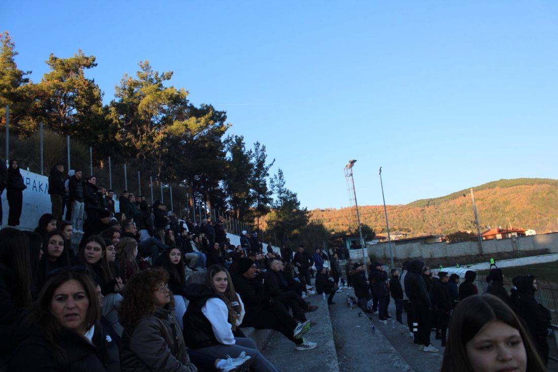 : Κατάμεστη η κερκίδα στο γήπεδο Μ. Παναγίας