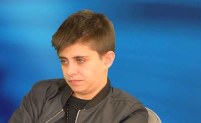 Viral το βίντεο της Ειρήνης Μουρτζούκου που κακοποιεί κούκλα – μωρό και γελάει