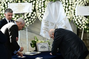 Το τελευταίο “αντίο” στον Αντώνη Λυμπέρη – Συντετριμμένη η οικογένεια του (ΦΩΤΟ)