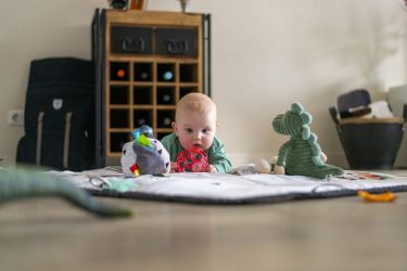 4 βήματα που θα σας βοηθήσουν να μάθετε στο μωρό σας να παίζει μόνο του