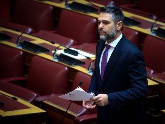 Ανεξαρτητοποιήθηκε ο Γιάννης Σαρακιώτης – 28 οι βουλευτές του ΣΥΡΙΖΑ