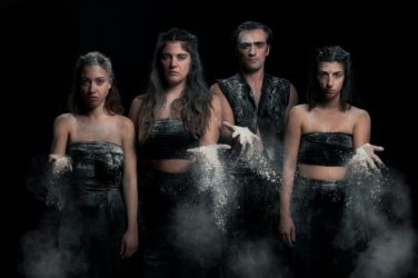 «Πετριχώρα, η ιστορία του γιοφυριού της Αρτας»: Η «DOT Ensemble» στην σκηνή του Θεάτρου Τ στη Θεσσαλονίκη με το νέο της εγχείρημα