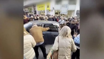 Απίστευτο σκηνικό: Πάρκαρε στη μέση του δρόμου και παραλίγο να τον… λιντσάρουν (ΒΙΝΤΕΟ)