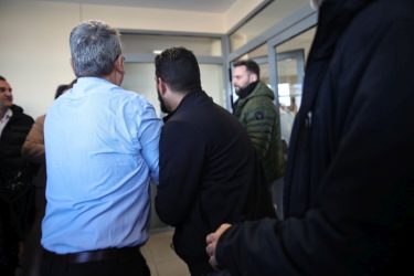 Δυστύχημα στα Τέμπη: Ενταση με συγγενείς θυμάτων και τον Κώστα Αγοραστό