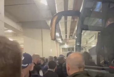 Οπαδοί της ΑΕΚ επιτέθηκαν στο πούλμαν του ΠΑΟΚ – Καταγγελίες για ντου Ηλιόπουλου με μπράβο στα αποδυτήρια (ΒΙΝΤΕΟ)