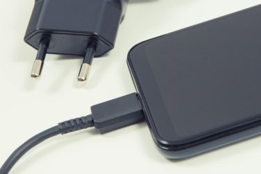Από σήμερα καθιερώνεται ο κοινός φορτιστής για όλες τις φορητές συσκευές