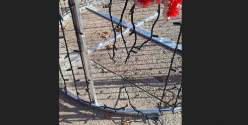 Χαλάστρα: Βανδάλισαν το χριστουγεννιάτικο δέντρο (ΦΩΤΟ)