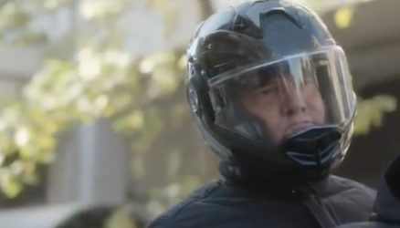 Ο Αδωνις Γεωργιάδης πρωταγωνιστής στη νέα καμπάνια του υπουργείου Υγείας – «Φοράτε κράνος»