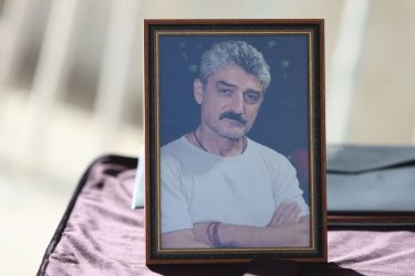 Συγκίνηση στην κηδεία του Δημήτρη Ημελλου – Τον αποχαιρετούν συγγενείς και φίλοι (ΒΙΝΤΕΟ & ΦΩΤΟ)