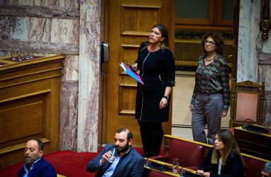 Καβγάς Κωνσταντοπούλου – Λαμπρούλη στη Βουλή: “Είστε δεκανίκι της ΝΔ – Δεν ξέρετε την τύφλα σας” (BINTEO)