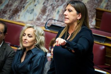 Ενταση στη Βουλή μεταξύ Πλεύρη και Κωνσταντοπούλου – «Ο φρούραρχος που διορίσατε είχε οδηγό τον αστυνομικό – Ντροπή σας»