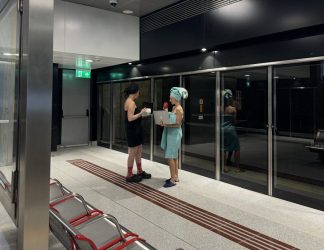 Δύο κοπέλες φόρεσαν τις πετσέτες τους και βγήκαν βόλτα στο… Μετρό της Θεσσαλονίκης (ΦΩΤΟ)