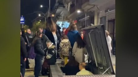 Μετρό Θεσσαλονίκης: Βίντεο με τους επιβάτες του συρμού που ακινητοποιήθηκε να βγαίνουν από καταπακτή