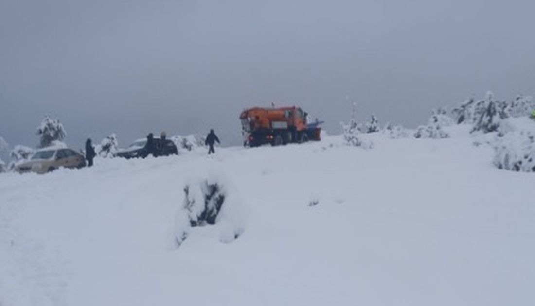 Ολυμπος απεγκλωβισμός οχημάτων στο χιόνι