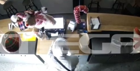 Θεσσαλονίκη: Διαρρήκτες εισέβαλαν σε ψητοπωλείο και “σήκωσαν” ολόκληρο το ταμείο (ΒΙΝΤΕΟ)