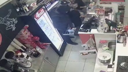 Θεσσαλονίκη: Ληστής εισέβαλλε σε ψιλικατζίδικο και έσυρε υπάλληλο μέχρι την ταμειακή (ΒΙΝΤΕΟ)