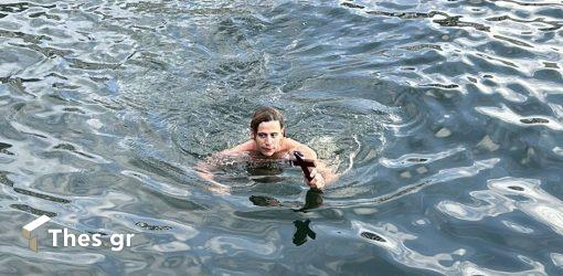 Θεσσαλονίκη: Με τιμές ο αγιασμός των υδάτων – Ο Μάρκος Αναστασόπουλος από την Πάτρα έπιασε τον Τίμιο Σταυρό (ΒΙΝΤΕΟ & ΦΩΤΟ)