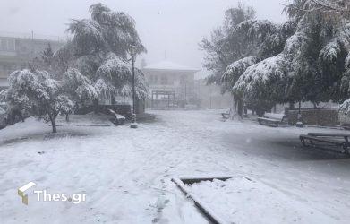 Πως θα κινηθεί ο καιρός τις επόμενες ώρες – Συνεχίζονται τα χιόνια στη Μακεδονία, στα λευκά τα ορεινά της Θεσσαλονίκης