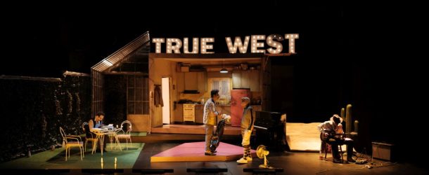 “True West” στο Θέατρο Κολοσσαίον στην Θεσσαλονίκη