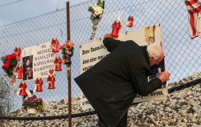 Τέμπη: Λουλούδια στο σημείο της τραγωδίας άφησαν συγγενείς των θυμάτων (ΒΙΝΤΕΟ & ΦΩΤΟ)