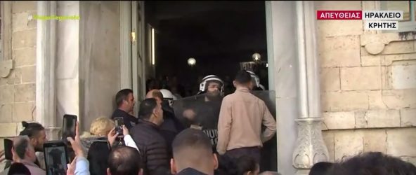 Επεισόδια έξω από τα δικαστήρια που απολογείται το ζευγάρι για το “βασανισμό” του 3χρονου Αγγελου (ΒΙΝΤΕΟ)