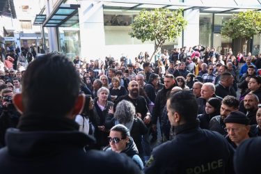 Ηράκλειο: Πλήθος κόσμου αποδοκίμασε το ζευγάρι που βασάνιζε τον 3χρονο – Μπήκαν και μέσα στα δικαστήρια (ΒΙΝΤΕΟ & ΦΩΤΟ)