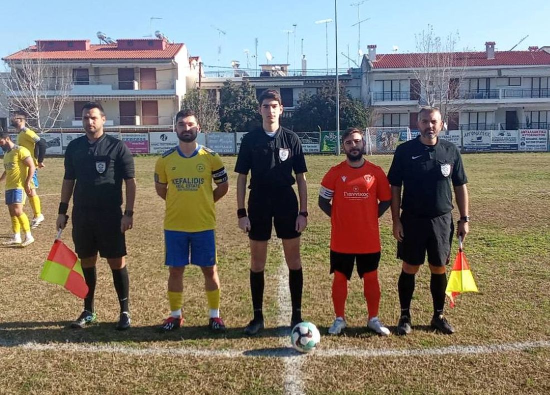 Οι διαιτητές και οι αρχηγοί στο παιχνίδι